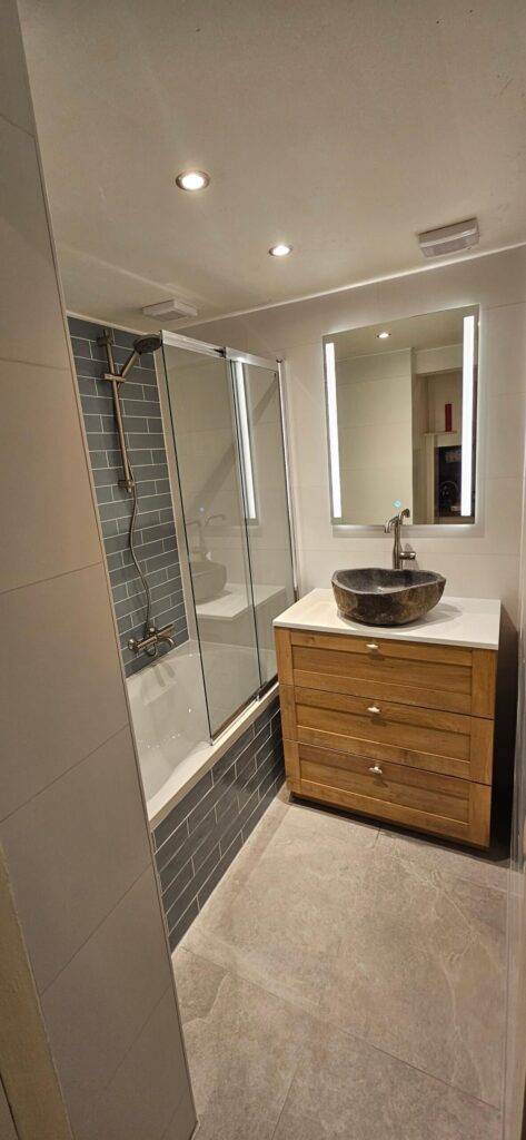 Badkamer met houten meubel